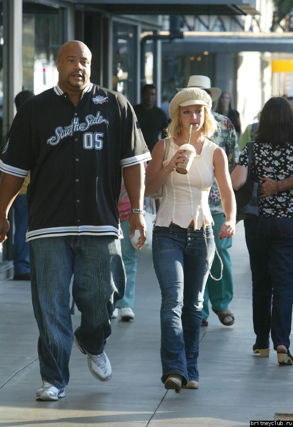 Бритни около особняка Мадонны13030-06.jpg(Бритни Спирс, Britney Spears)