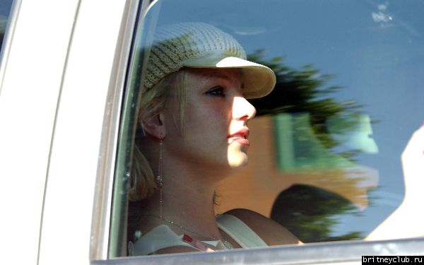 Бритни около особняка Мадонныx15~6.jpg(Бритни Спирс, Britney Spears)
