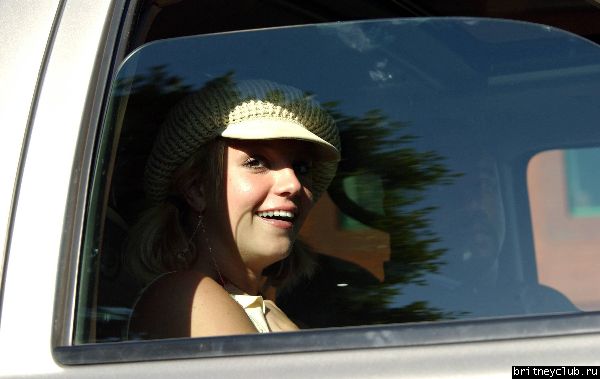 Бритни около особняка Мадонныx3~14.jpg(Бритни Спирс, Britney Spears)