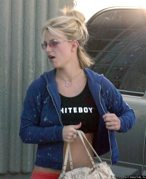 Бритни около отеля перед выездом на VMA081503_(1).jpg(Бритни Спирс, Britney Spears)