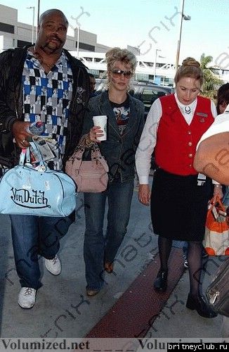 Бритни делает остановки по пути в аэропорт06.jpg(Бритни Спирс, Britney Spears)
