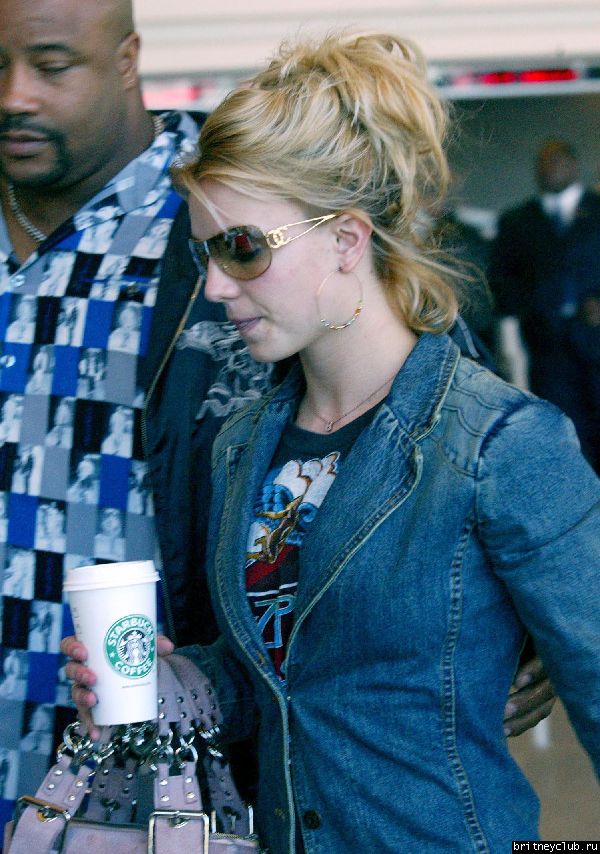 Бритни делает остановки по пути в аэропорт23.jpg(Бритни Спирс, Britney Spears)