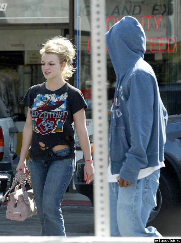 Бритни делает остановки по пути в аэропорт40.jpg(Бритни Спирс, Britney Spears)