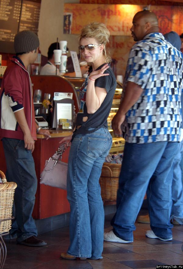 Бритни делает остановки по пути в аэропорт45.jpg(Бритни Спирс, Britney Spears)