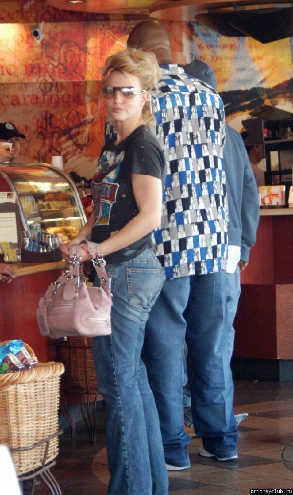 Бритни делает остановки по пути в аэропорт49.jpg(Бритни Спирс, Britney Spears)