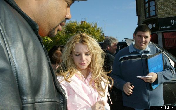 Бритни уезжает из отеля Mandarin в Лондоне5.jpg(Бритни Спирс, Britney Spears)