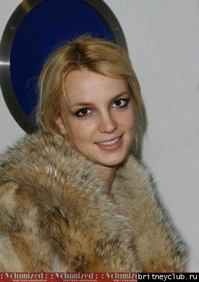 Бритни с DJ Schooly на столичной радиостанции в Лондоне001.jpg(Бритни Спирс, Britney Spears)