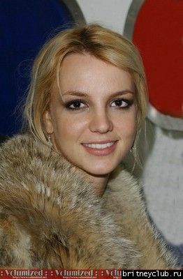 Бритни с DJ Schooly на столичной радиостанции в Лондоне002.jpg(Бритни Спирс, Britney Spears)