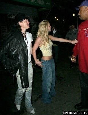 Бритни едет на выступление TRL 022.jpg(Бритни Спирс, Britney Spears)