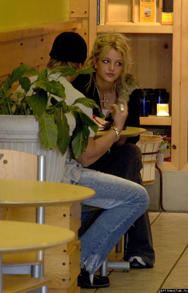 Бритни и Брайан в Санта Монике14~385.jpg(Бритни Спирс, Britney Spears)