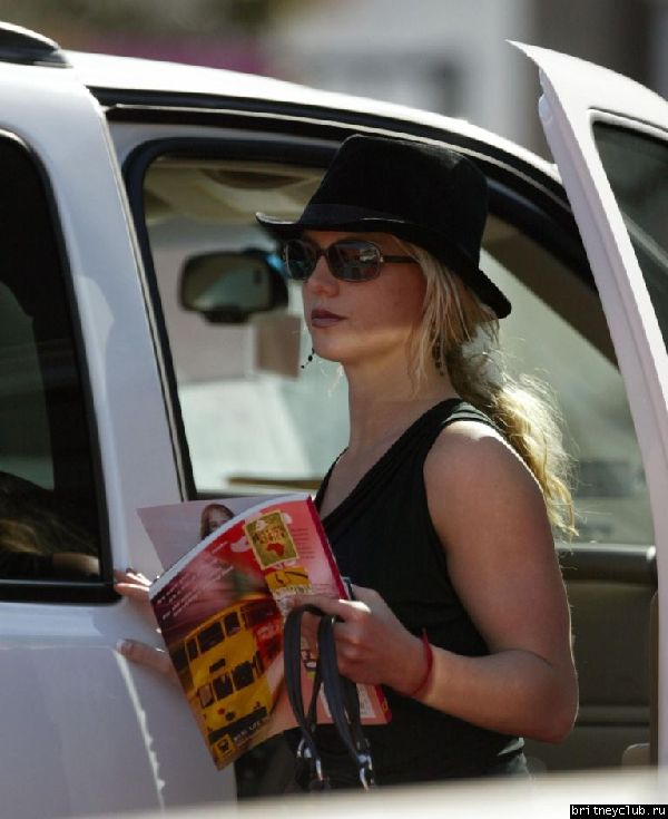 Бритни посещает церковьspears004~0.jpg(Бритни Спирс, Britney Spears)