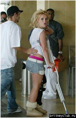 Бритни на костылях003-WoB.jpg(Бритни Спирс, Britney Spears)