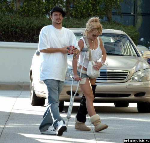 Бритни на костылях015~47.jpg(Бритни Спирс, Britney Spears)