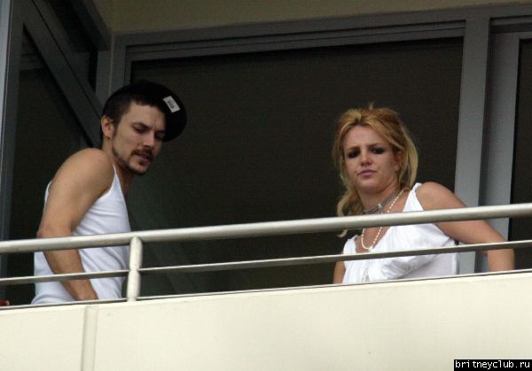 Бритни на костылях13113-21.jpg(Бритни Спирс, Britney Spears)