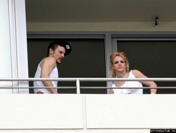 Бритни на костылях13113-9.jpg(Бритни Спирс, Britney Spears)