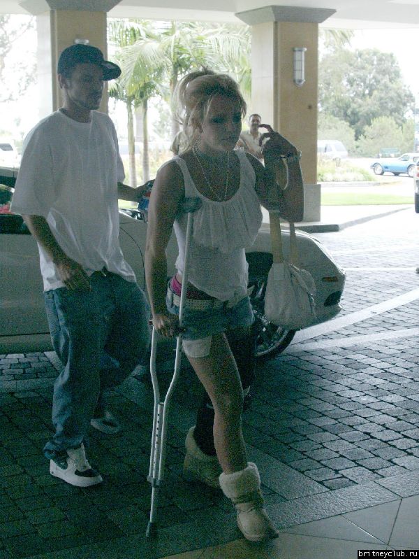 Бритни на костылях203754.jpg(Бритни Спирс, Britney Spears)