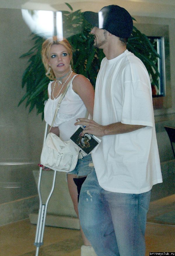 Бритни на костылях203756.jpg(Бритни Спирс, Britney Spears)