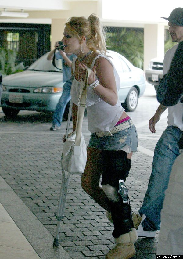 Бритни на костылях203758.jpg(Бритни Спирс, Britney Spears)