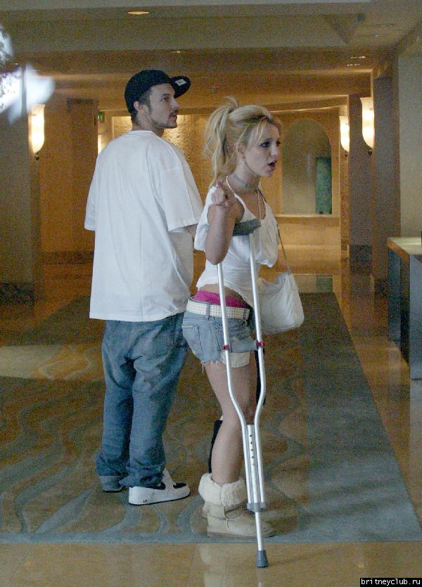 Бритни на костылях203759.jpg(Бритни Спирс, Britney Spears)