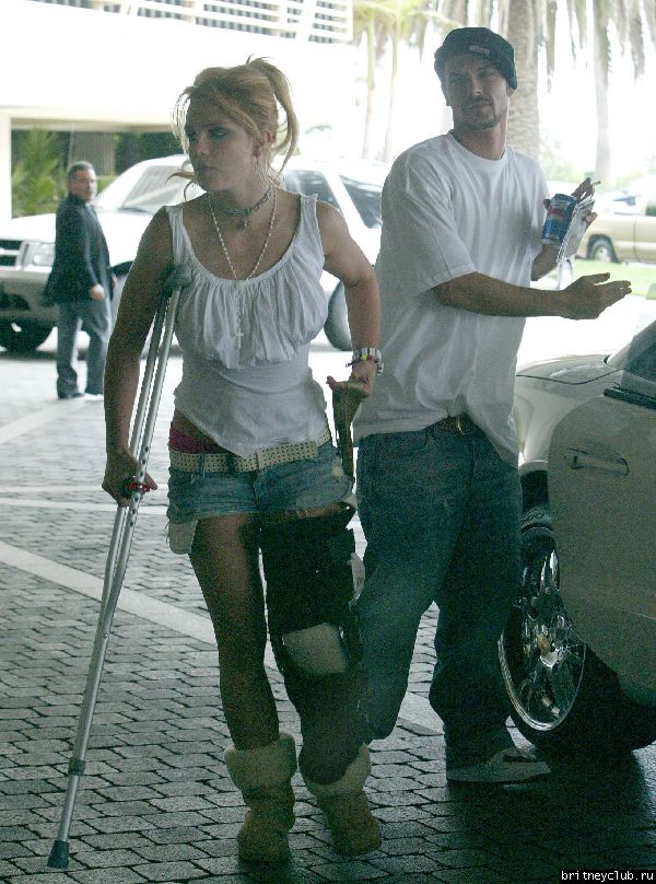 Бритни на костылях203760.jpg(Бритни Спирс, Britney Spears)