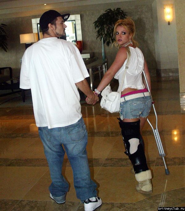 Бритни на костылях214114-06.jpg(Бритни Спирс, Britney Spears)