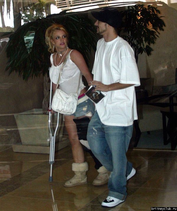 Бритни на костылях214114-07.jpg(Бритни Спирс, Britney Spears)