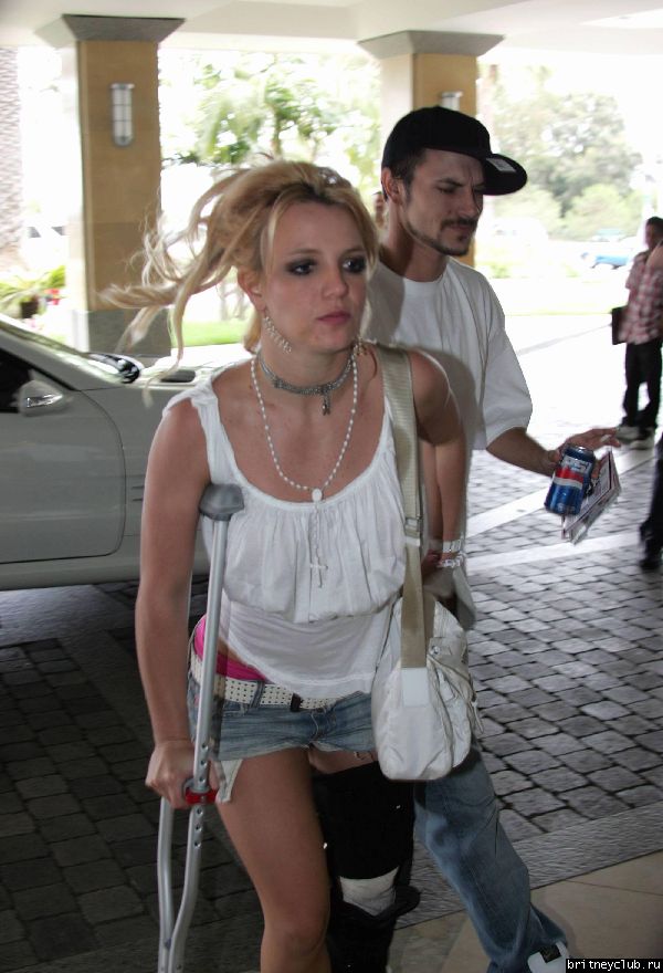 Бритни на костылях214114-09.jpg(Бритни Спирс, Britney Spears)
