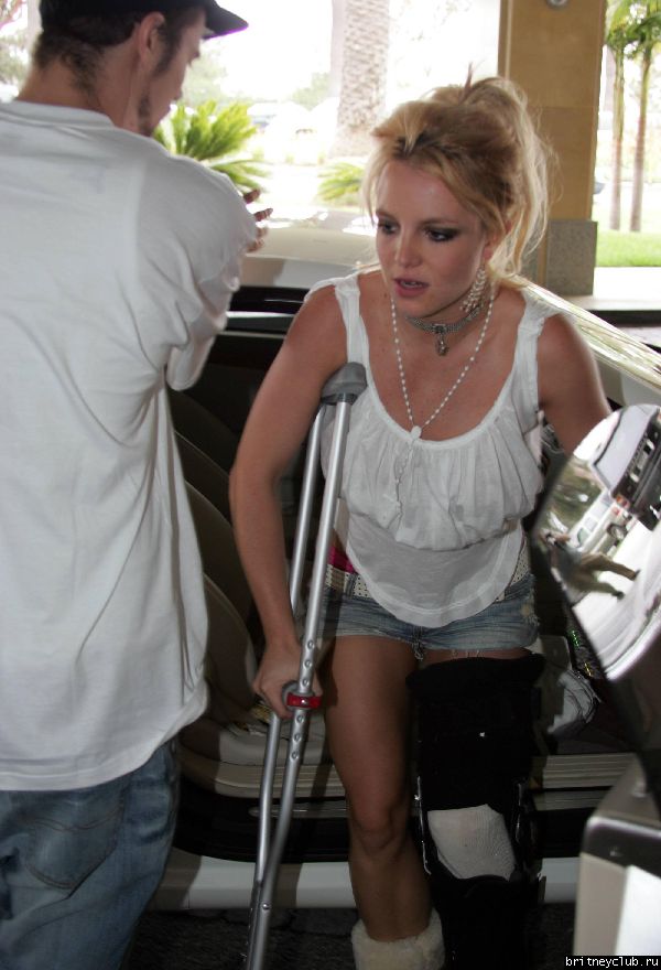 Бритни на костылях214114-17.jpg(Бритни Спирс, Britney Spears)