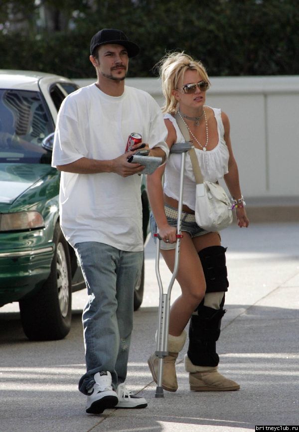 Бритни на костылях21515-1.jpg(Бритни Спирс, Britney Spears)