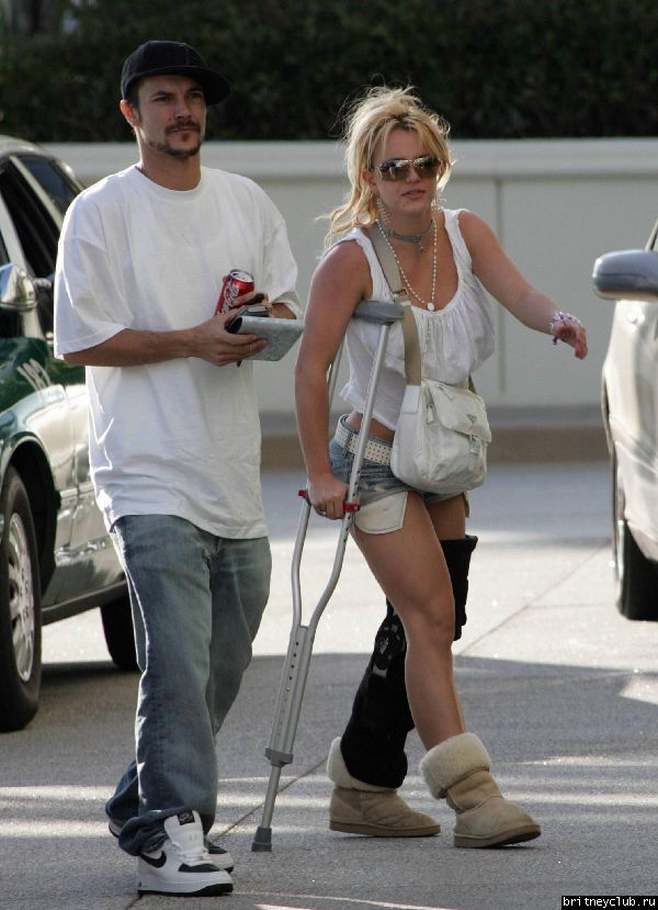 Бритни на костылях21515-2.jpg(Бритни Спирс, Britney Spears)