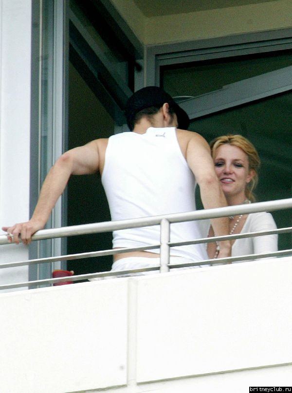 Бритни на костыляхutb_spears_britney_29_061704_(12).jpg(Бритни Спирс, Britney Spears)