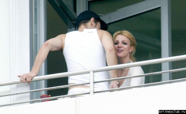 Бритни на костыляхutb_spears_britney_29_061704_(13).jpg(Бритни Спирс, Britney Spears)