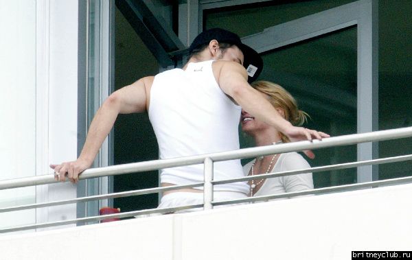 Бритни на костыляхutb_spears_britney_29_061704_(14).jpg(Бритни Спирс, Britney Spears)