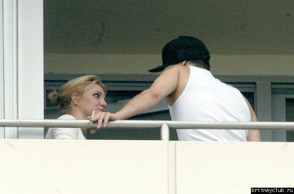 Бритни на костыляхutb_spears_britney_29_061704_(15).jpg(Бритни Спирс, Britney Spears)