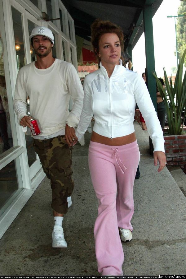 Бритни и Кевин выбирают мебель britneyfurni6.jpg(Бритни Спирс, Britney Spears)