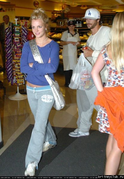 Бритни снова блондинка!!!normal_britneykevin-store1.jpg(Бритни Спирс, Britney Spears)