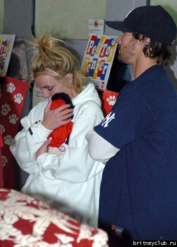 Бритни и Кевин купили нового щенкка14.jpg(Бритни Спирс, Britney Spears)