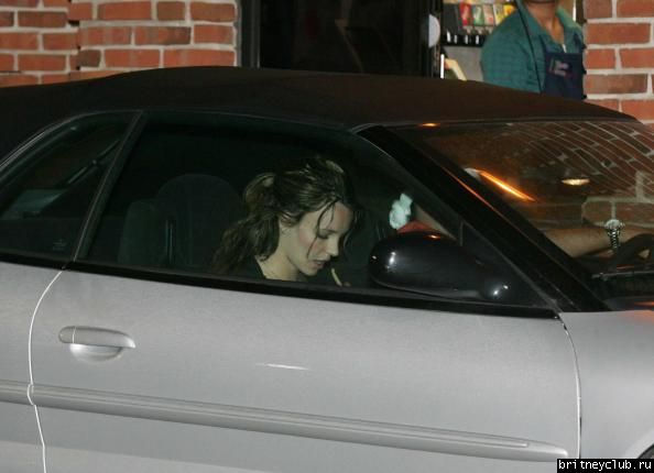 Бритни и Кев покупают ДВД09.jpg(Бритни Спирс, Britney Spears)