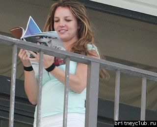 Бритни рассматривает журнал с фотками Кевина31.jpg(Бритни Спирс, Britney Spears)