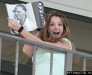 Бритни рассматривает журнал с фотками Кевина32.jpg(Бритни Спирс, Britney Spears)