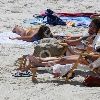 Бритни рассматривает журнал с фотками Кевина