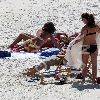 Бритни рассматривает журнал с фотками Кевина