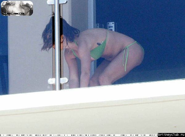 Бритни загорает на балконе у своего брата39.jpg(Бритни Спирс, Britney Spears)