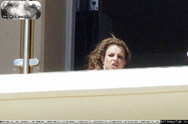 Бритни загорает на балконе у своего брата43.jpg(Бритни Спирс, Britney Spears)