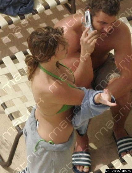 Бритни с братом около бассейна02.jpg(Бритни Спирс, Britney Spears)