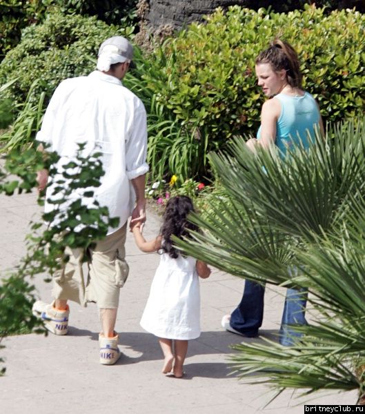 Бритни с семьей в отеле California1112637212588.jpg(Бритни Спирс, Britney Spears)
