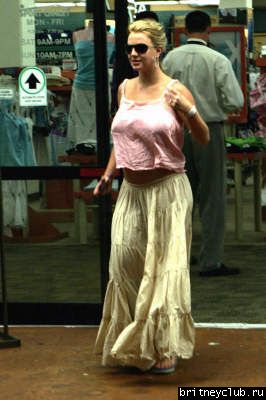 Бритни идет с Джеми Линн в Marina Del Rey09.jpg(Бритни Спирс, Britney Spears)