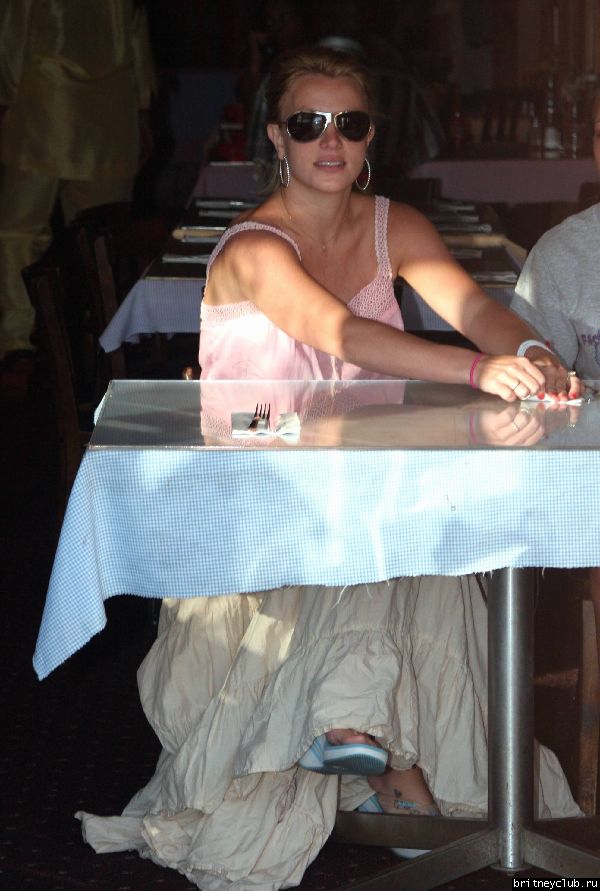 Бритни идет с Джеми Линн в Marina Del Reyb16.jpg(Бритни Спирс, Britney Spears)