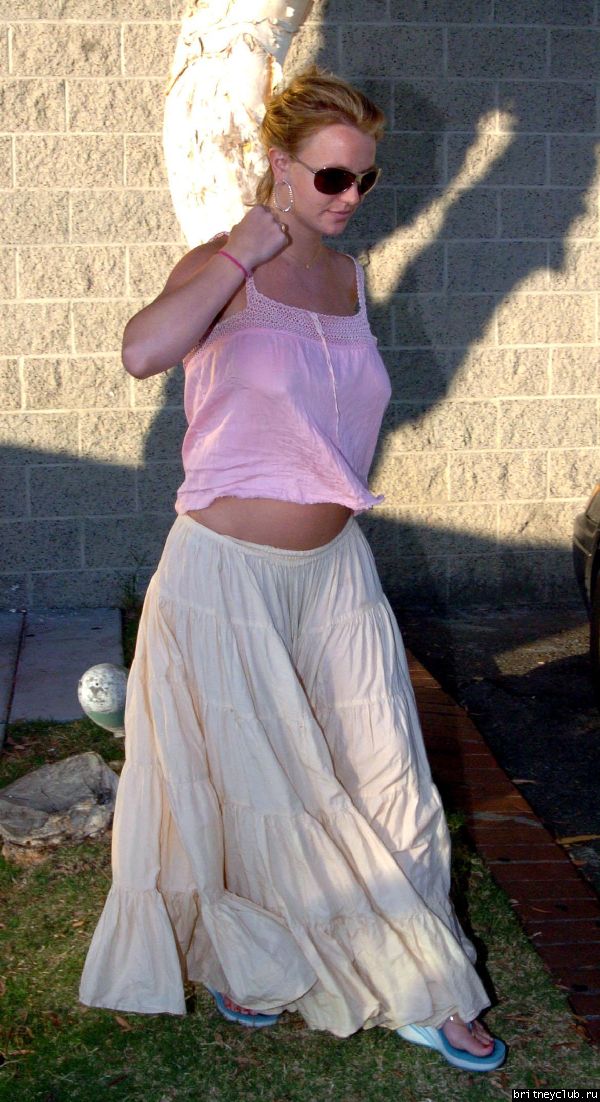 Бритни идет с Джеми Линн в Marina Del Reyb2.jpg(Бритни Спирс, Britney Spears)