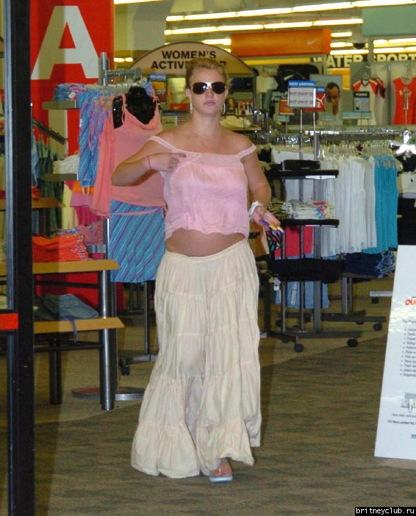 Бритни идет с Джеми Линн в Marina Del Reyb6.jpg(Бритни Спирс, Britney Spears)